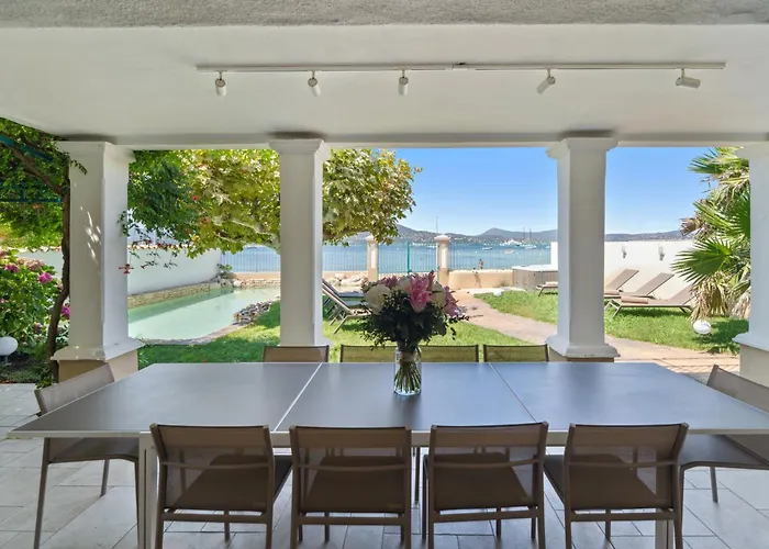 Villa La Desirade - Les Pieds Dans L\'Eau - Plage La Bouillabaisse - St Tropez - 14 Personnes