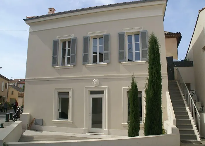 Lavish Holiday Home In Saint Tropez Near Beach
