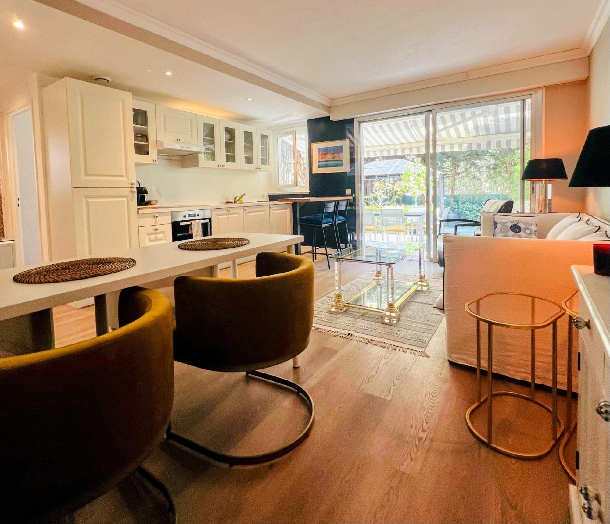 Superbe Avec Terrasse Jardin Et Parking Prive * Saint-Tropez