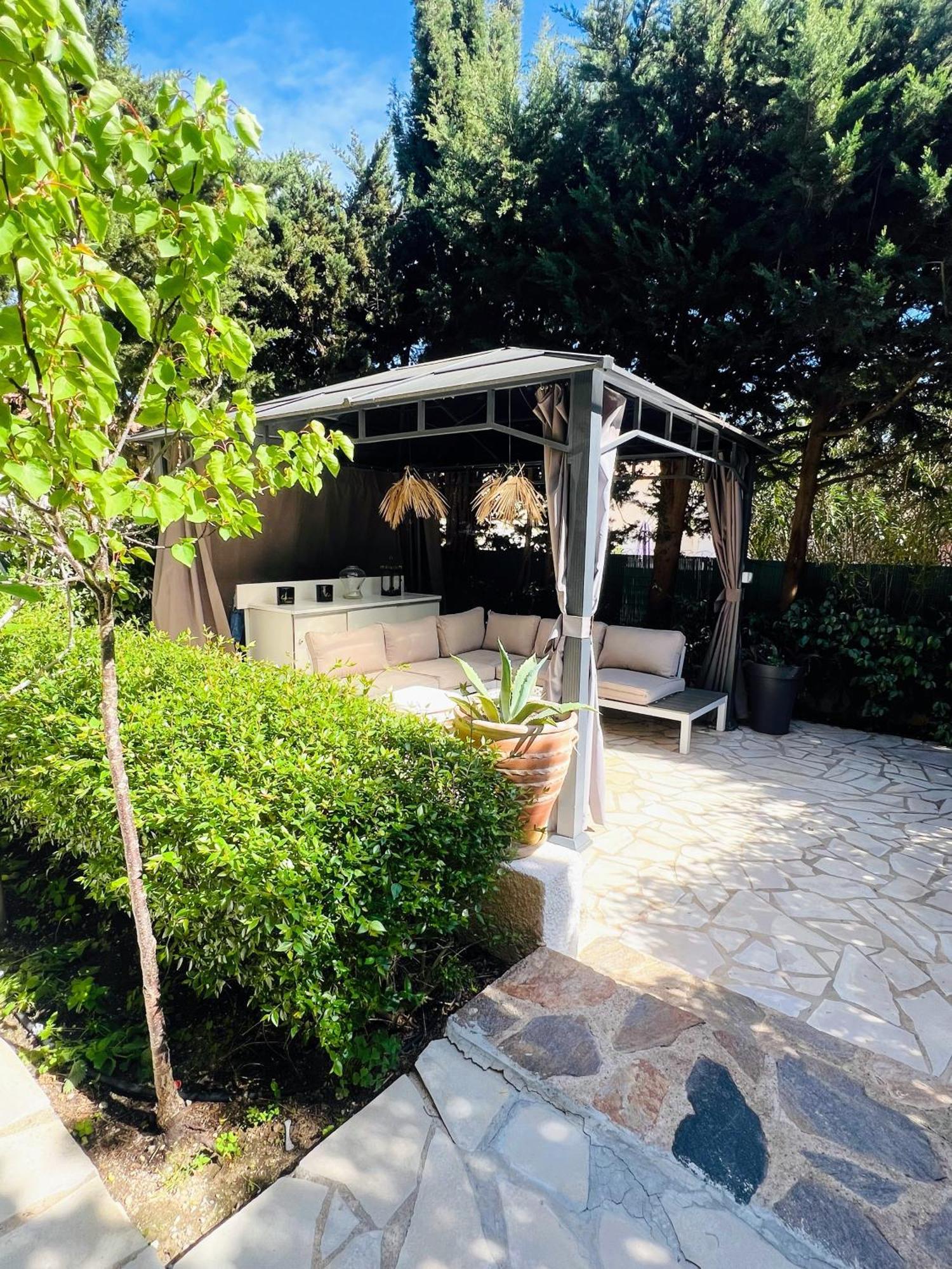 Superbe Avec Terrasse Jardin Et Parking Prive *