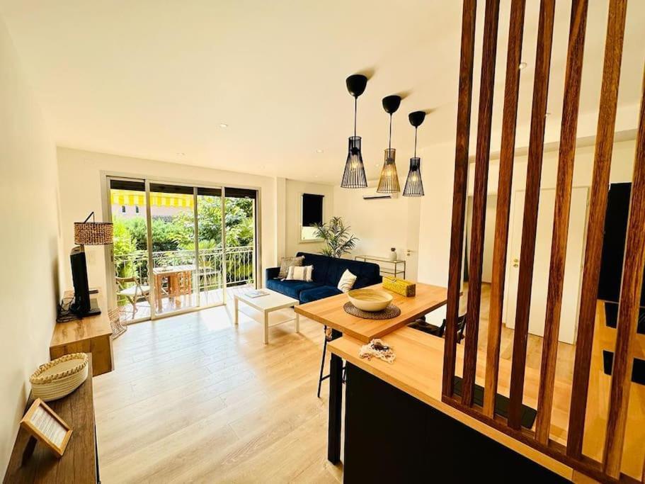 Les Tivas Yourhosthelper * Saint-Tropez