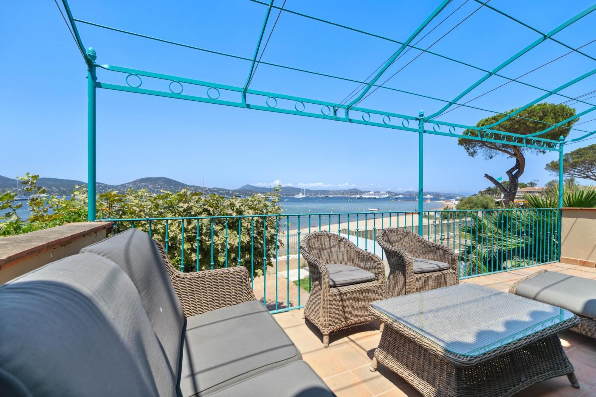 La Desirade - Les Pieds Dans L'eau - La Bouillabaisse - St Tropez - 14 Personnes Villa