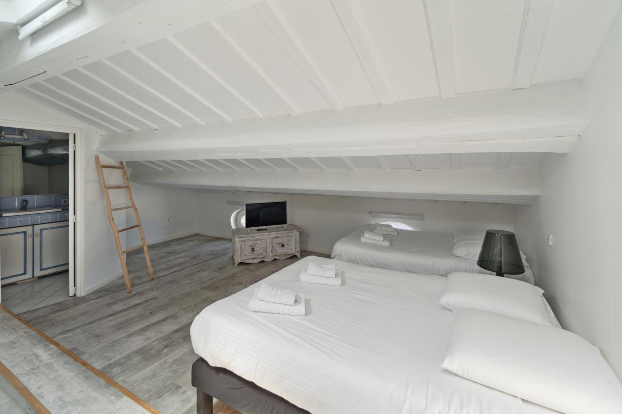 Villa La Desirade - Les Pieds Dans L'eau - La Bouillabaisse - St Tropez - 14 Personnes