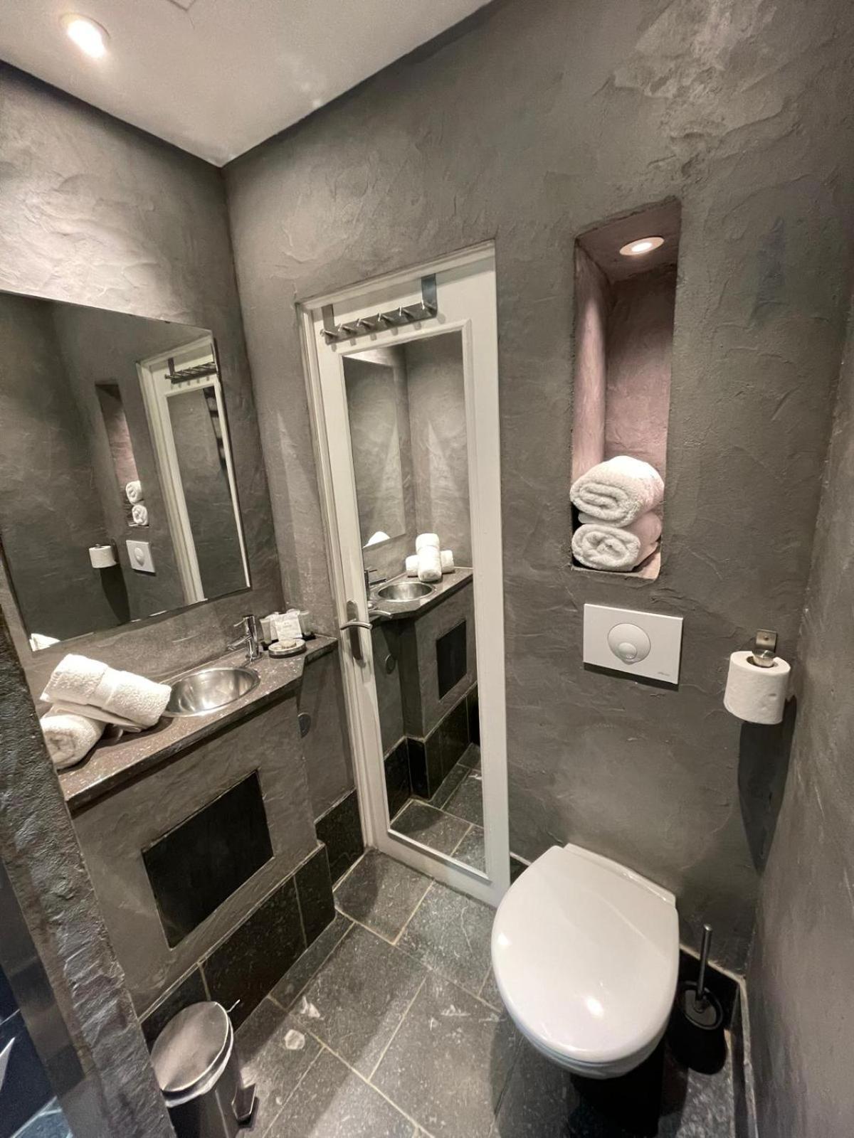 Hotel B