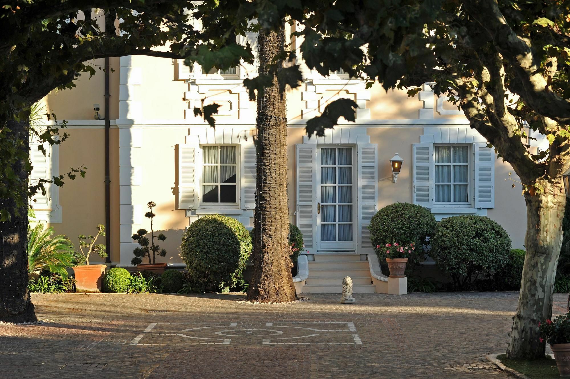 Hotel La De La Pinede 5*
