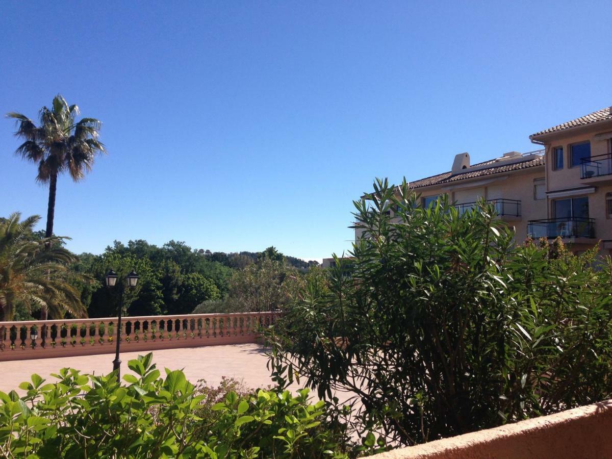 - 40 M2 Saint-Tropez