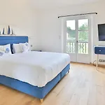 Sumptuous Villa Facing The Bay Of Canebiers