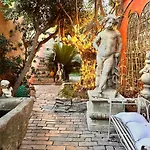 Lou Pitchoun Luxe Et Serenite Au Coeur De Saint-Tropez Suite Familiale Avec Chambre Separee Avec Jardin Enchanteur Pour 4 Adultes Et 1 Enfant