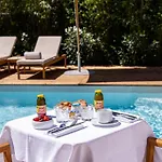 Le Clos De La Pinede Avec Ses Luxueuses Chambres 300 E Par Chambre