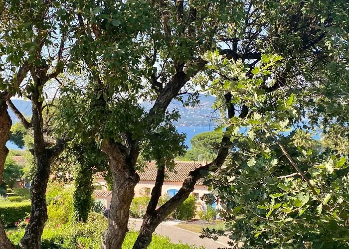 Villa Vue Mer Donnant Sur Le Golfe De St Tropez, 2 Chambres, 6 Pers, Piscine Commune