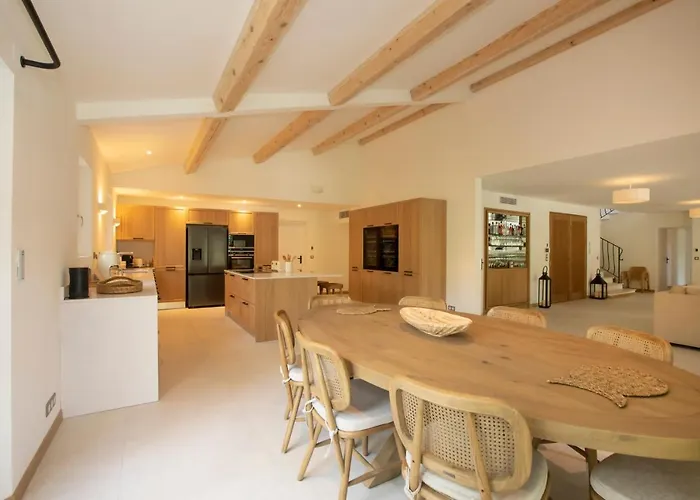 Sumptuous Villa Facing The Bay Of Canebiers