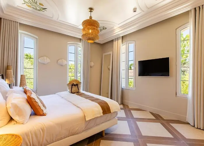 Le Clos De La Pinede Avec Ses Luxueuses Chambres 300 E Par Chambre