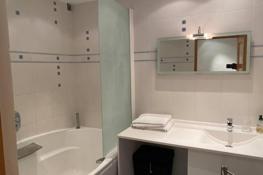 Logement De 3 Chambres A 10 Mins A Pieds Du Centre Du Village Et De La Plage Des Canebiers