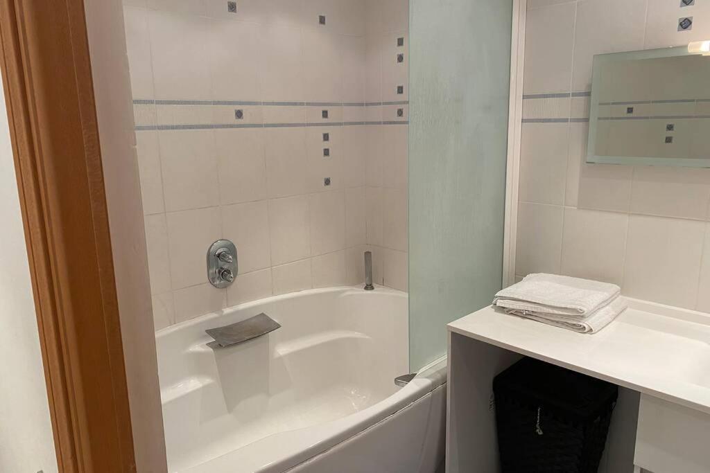 Logement De 3 Chambres A 10 Mins A Pieds Du Centre Du Village Et De La Plage Des Canebiers Apartment Saint-Tropez