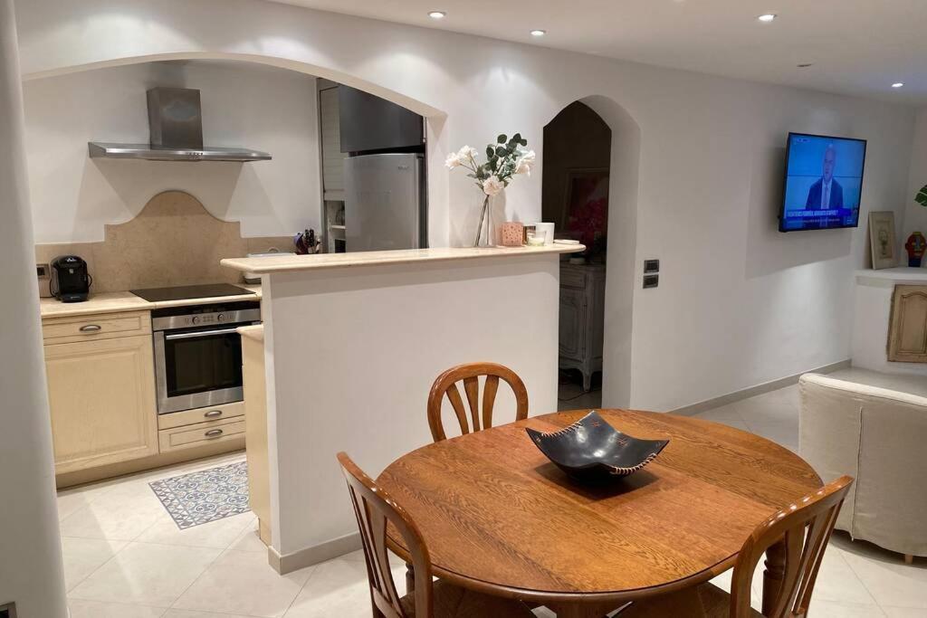 Logement De 3 Chambres A 10 Mins A Pieds Du Centre Du Village Et De La Plage Des Canebiers Apartment *