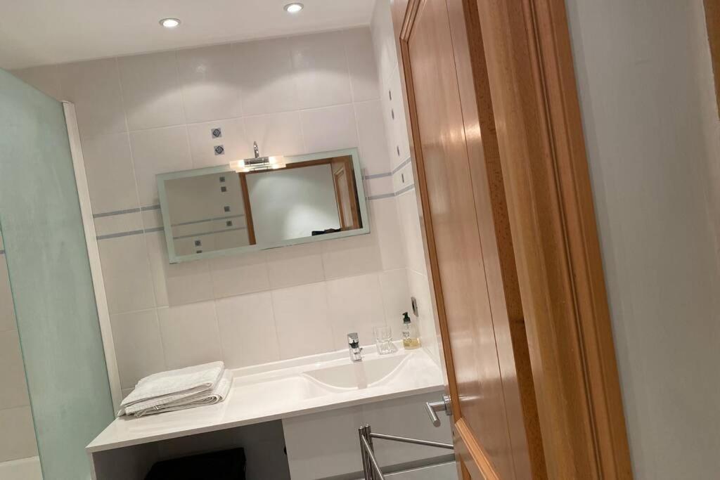 Logement De 3 Chambres A 10 Mins A Pieds Du Centre Du Village Et De La Plage Des Canebiers Apartment