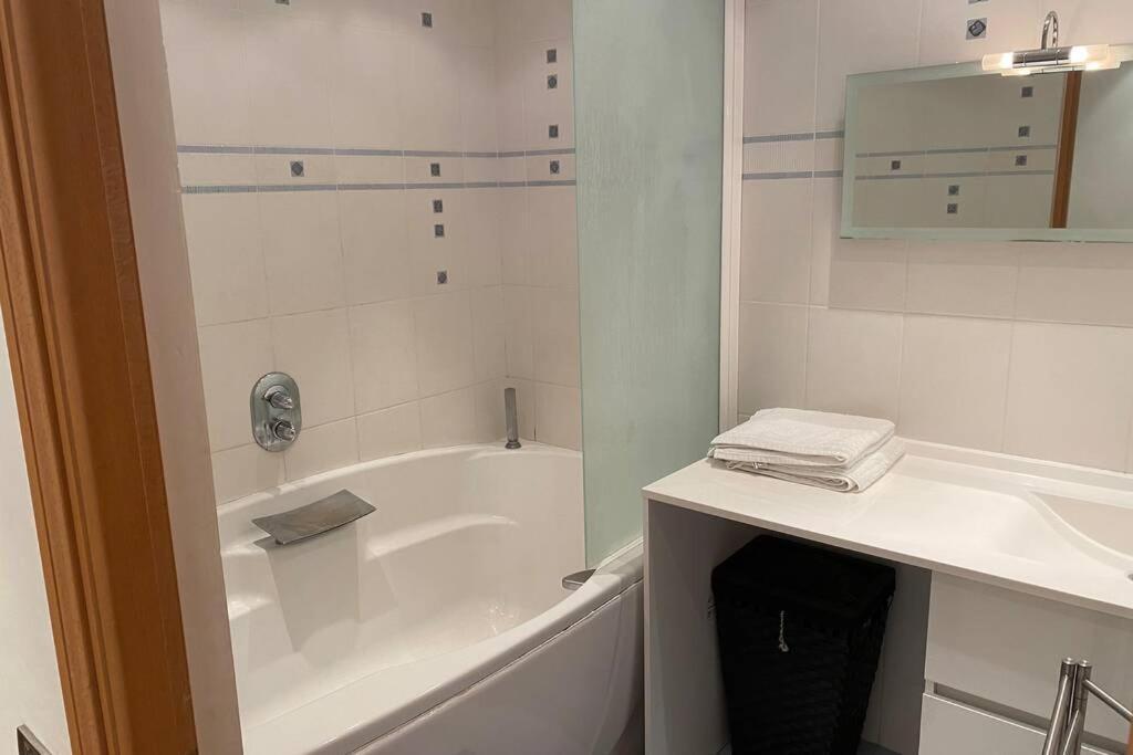 Logement De 3 Chambres A 10 Mins A Pieds Du Centre Du Village Et De La Plage Des Canebiers *