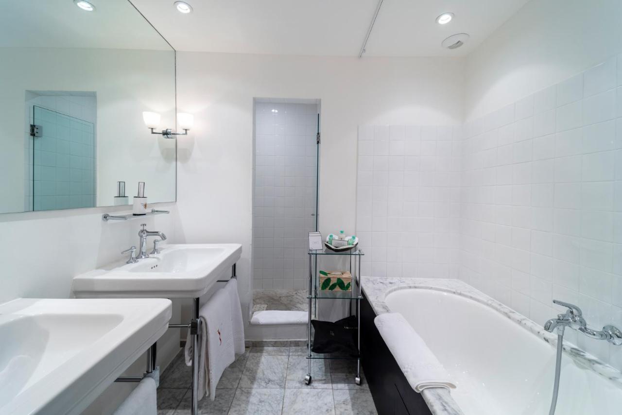 Le Y Hotel 4*