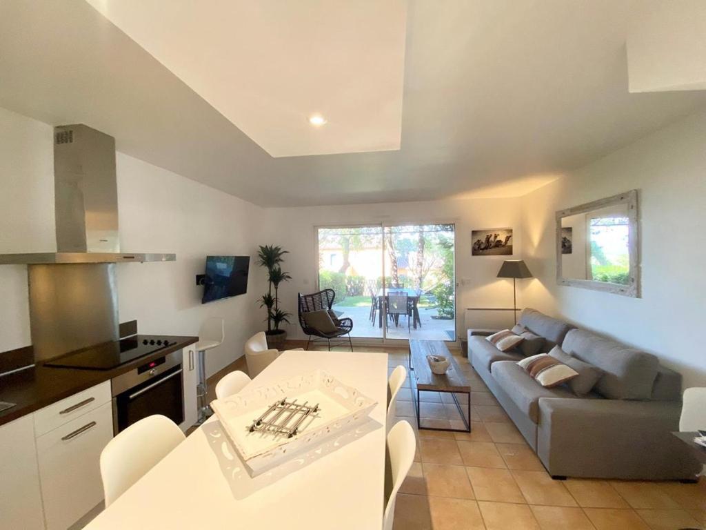 Vue Donnant Sur Le Golfe De St Tropez, 2 Chambres, 6 Pers, Piscine Commune Holiday home Saint-Tropez