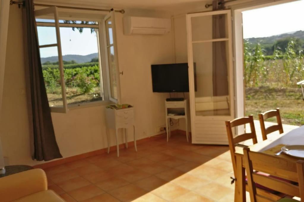 Les Vignes Et La Pinede Pres De La Apartment *