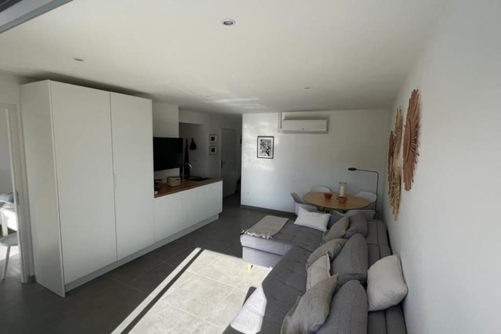 Appt St Tropez ,magnifique T2, Piscine ,terrasse, Emplacement Ideal ,front De Mer,