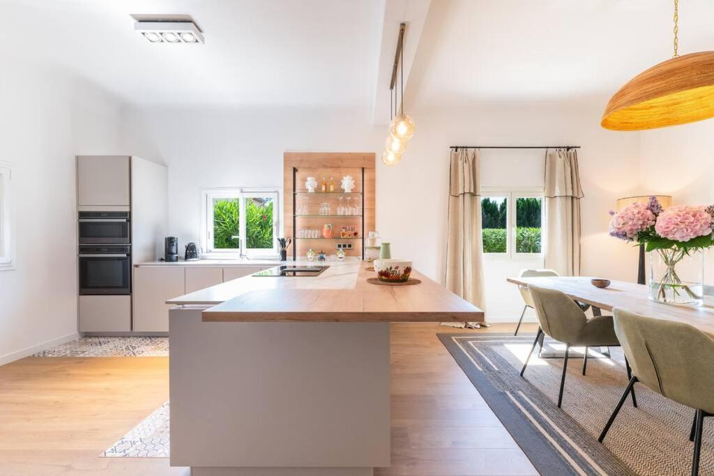 Maison Tropezienne En Plein Centre Avec Jardin Et Piscine Villa