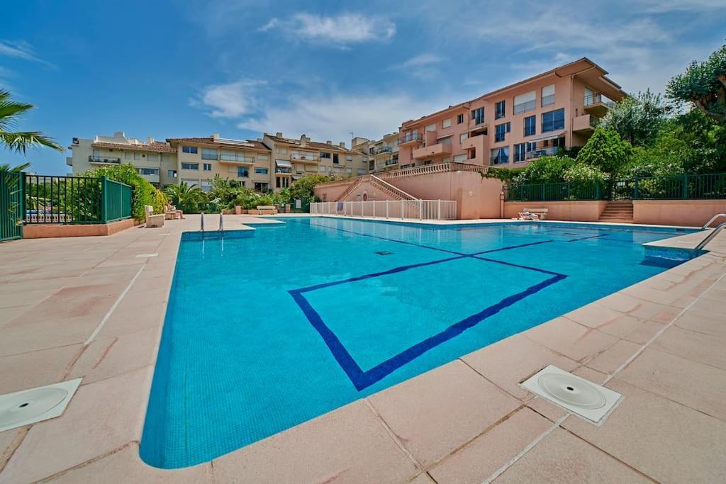 Sunrise -swimming-pool-saint-tropez Center-parking