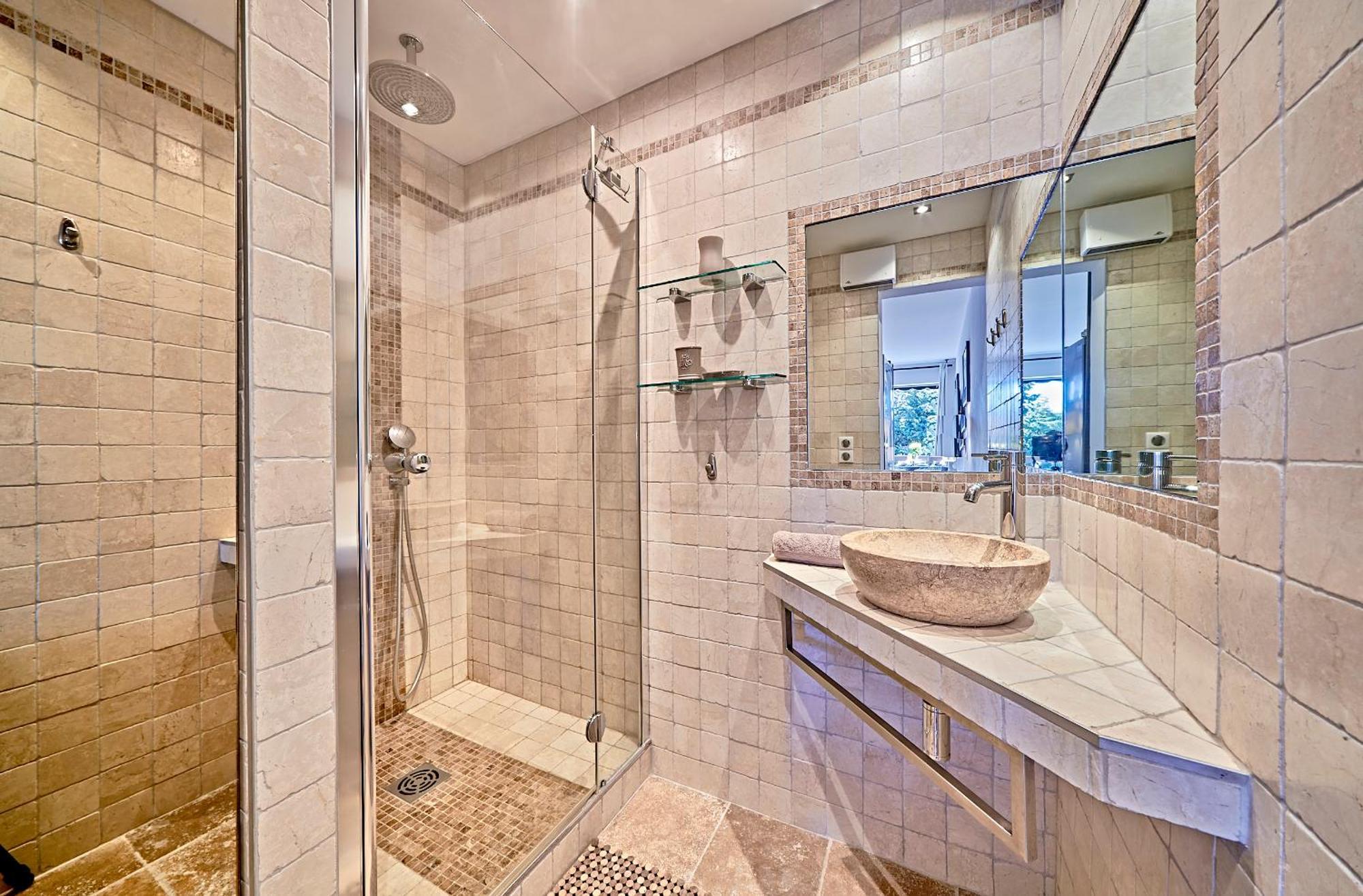 Sea Tropez-grand Studio, Terrasse Vue Mer, Garage Apartment *