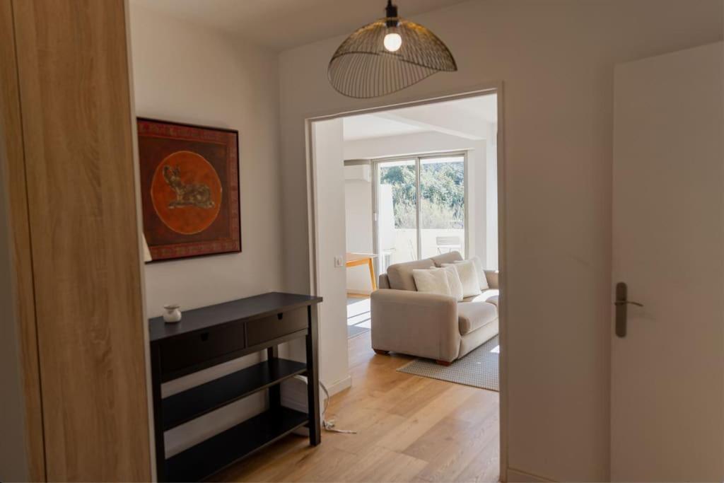 Apartment T2 Avec Terrasse. Piscine/parking *