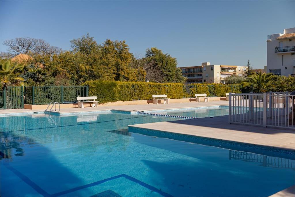 T2 Avec Terrasse. Piscine/parking Saint-Tropez