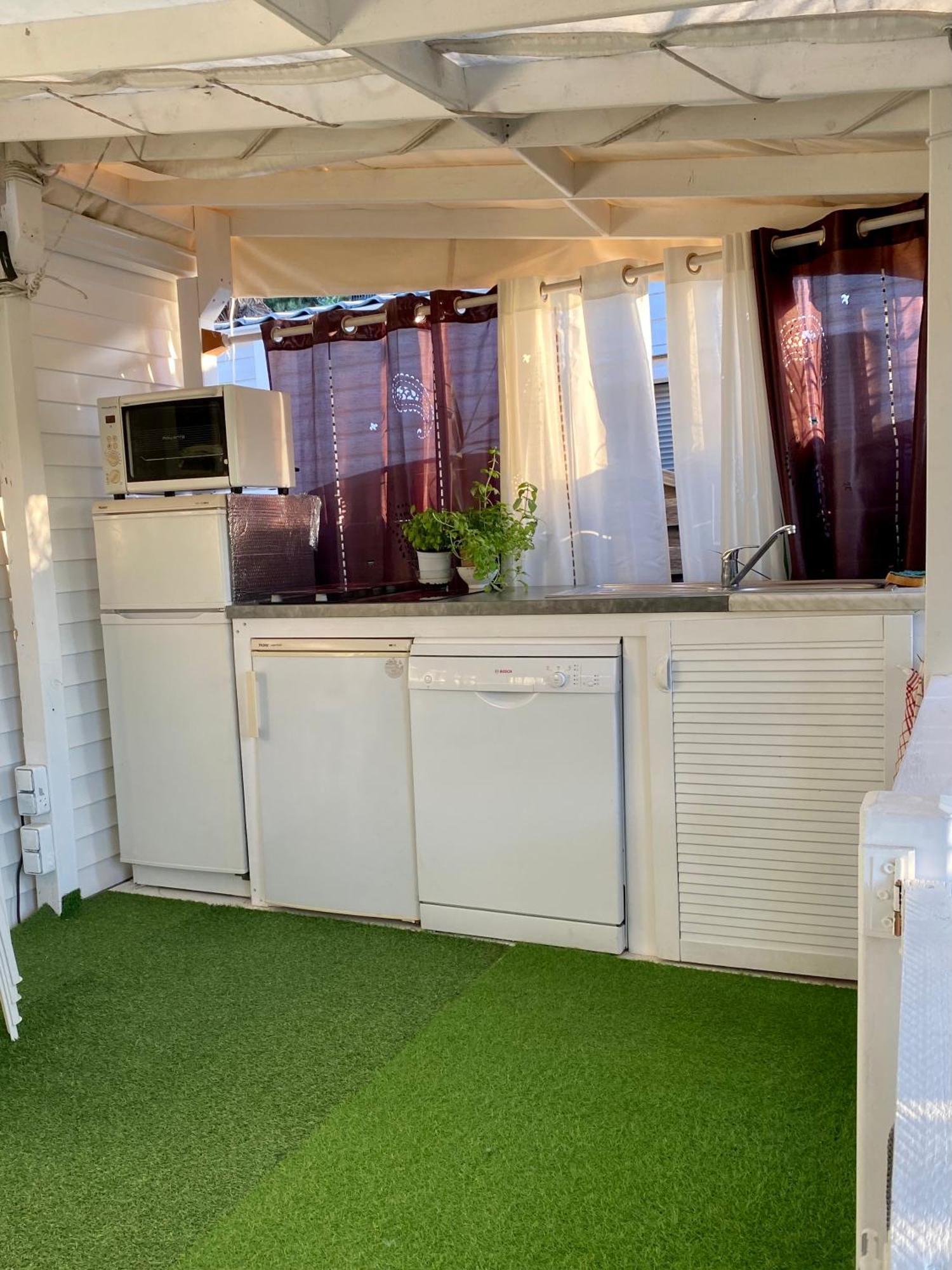 Mobil De Pampelonne Sur Un Tres Bel Emplacement Surplombant La Baie De Pampelonne Saint-Tropez