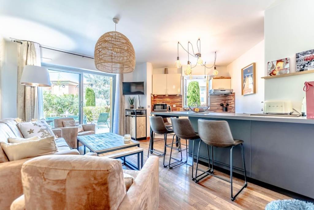 Anais De Saint-tropez, Bel Appartement, Avec Piscine Et Jardin, Au Coeur De Tropez *