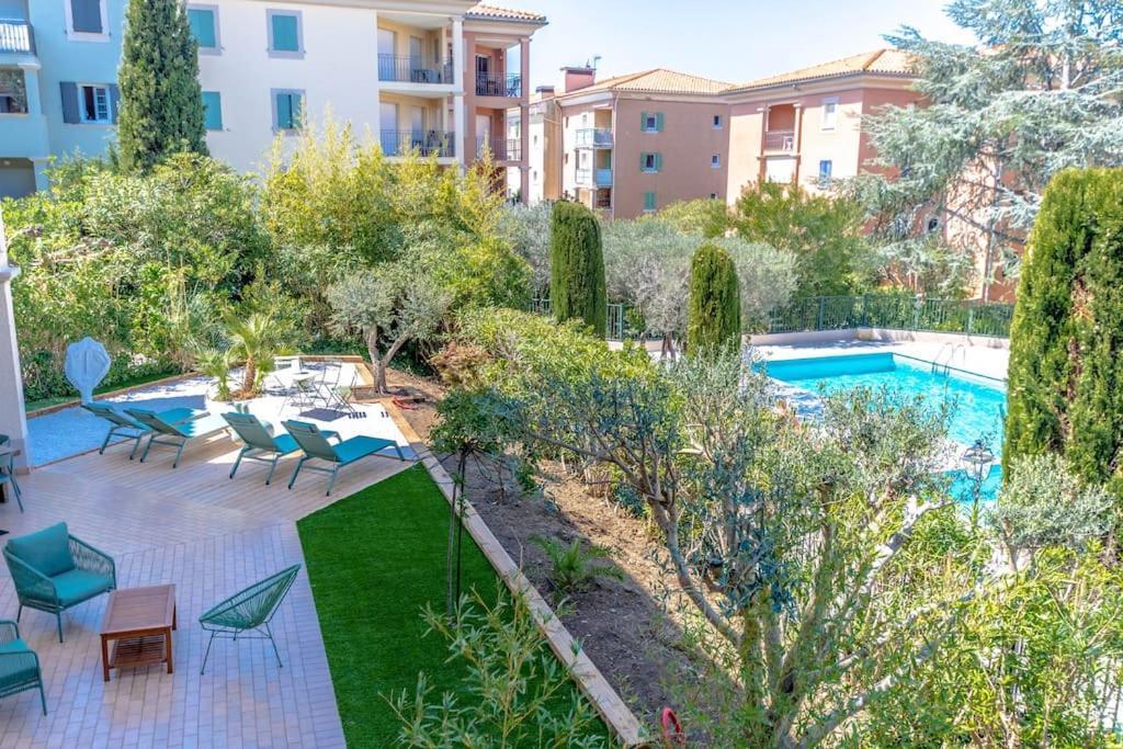 Anais De Saint-tropez, Bel Appartement, Avec Piscine Et Jardin, Au Coeur De Tropez *