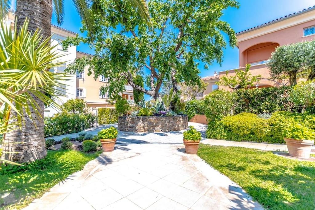 Anais De Saint-tropez, Bel Appartement, Avec Piscine Et Jardin, Au Coeur De Tropez