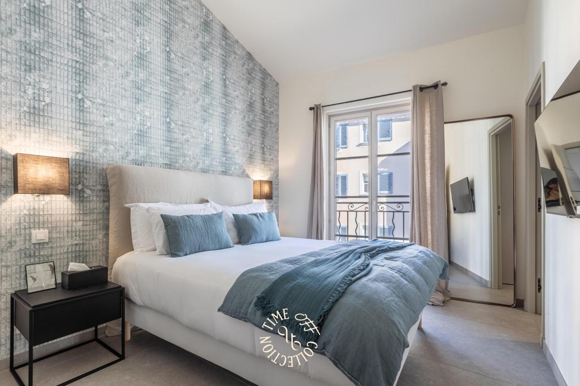 A&a By Time Off Collection Apartment