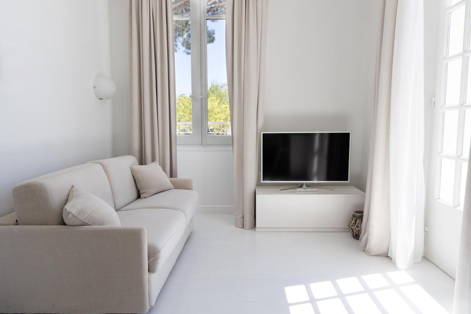 White 1921 Hotel 3*