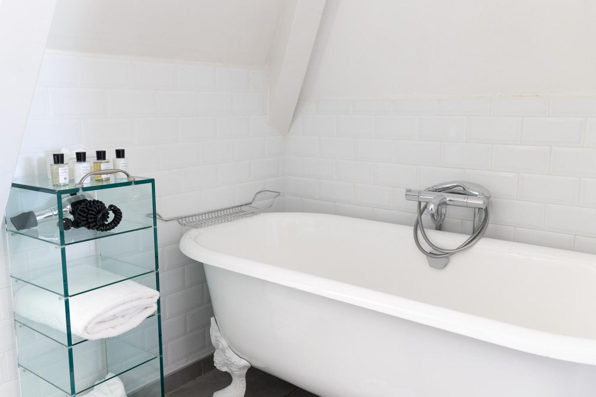 White 1921 Hotel 3*