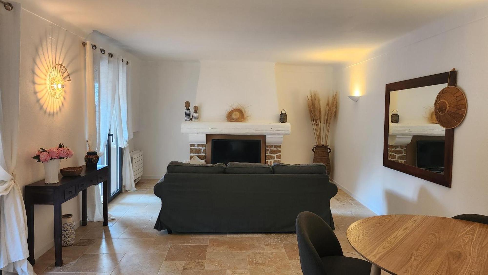 Argonaute Apartment