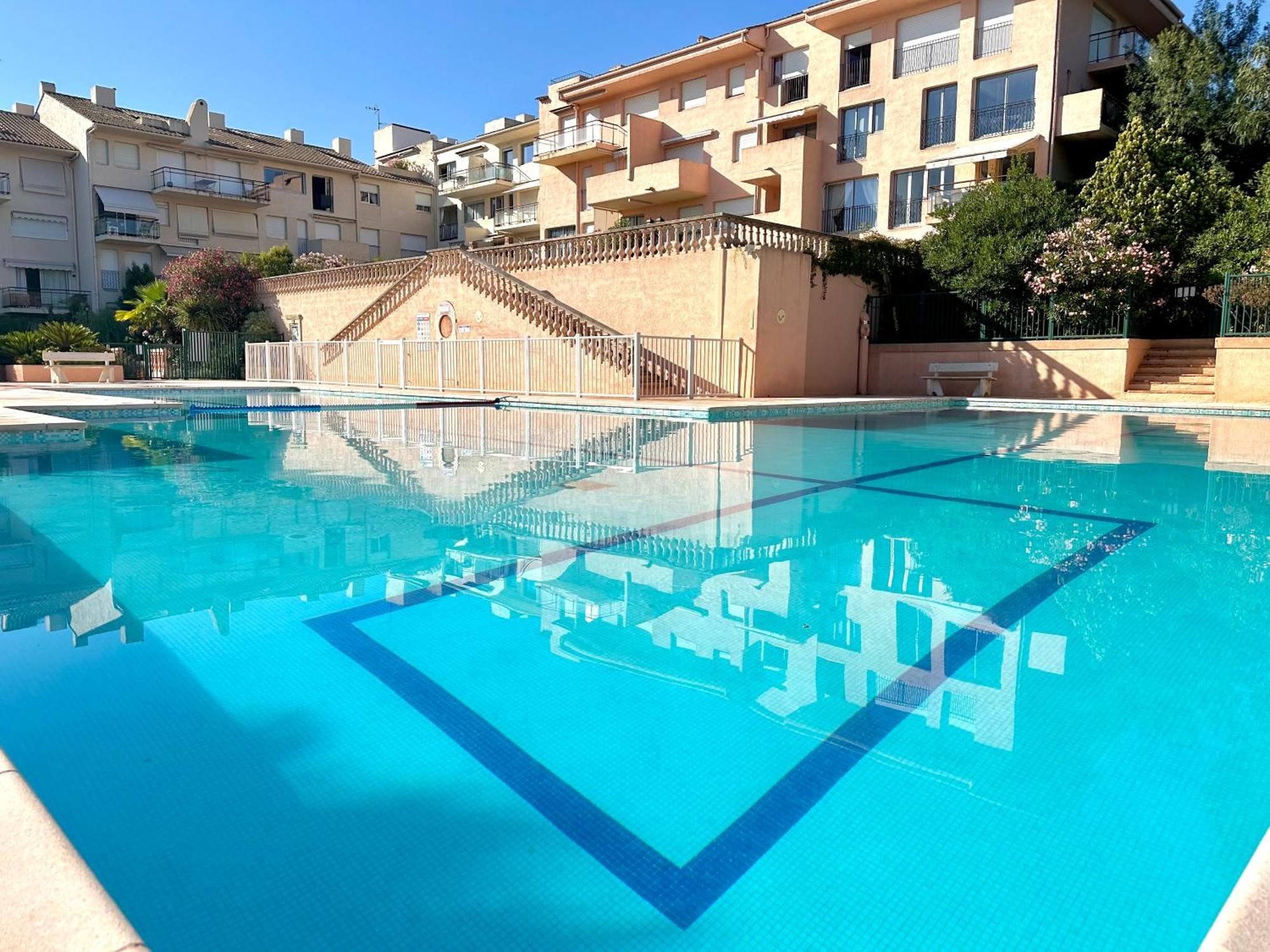 Sur 2 Niveaux Avec Terrasse A * Saint-Tropez