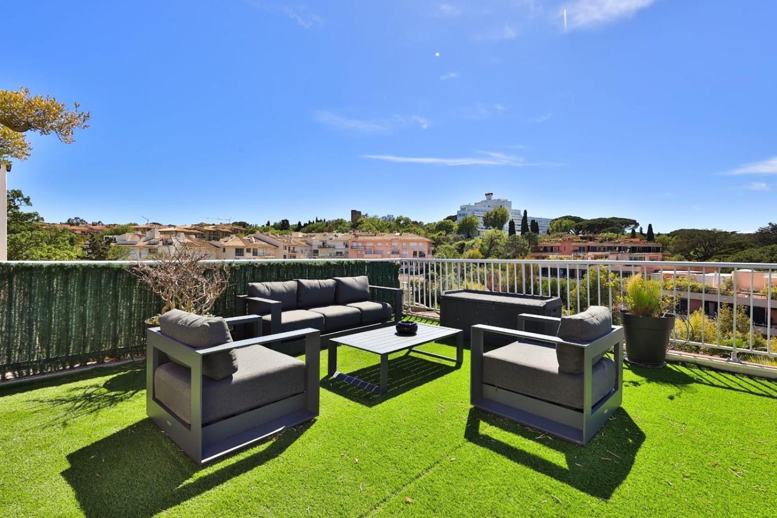Apartment Avec Toit Terrasse Equipe Au Centre Tropez Vue Saint-Tropez