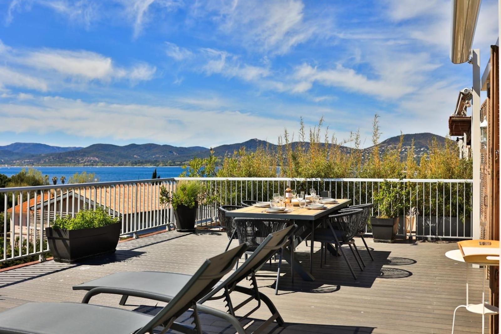 Avec Toit Terrasse Equipe Au Centre Tropez Vue Saint-Tropez