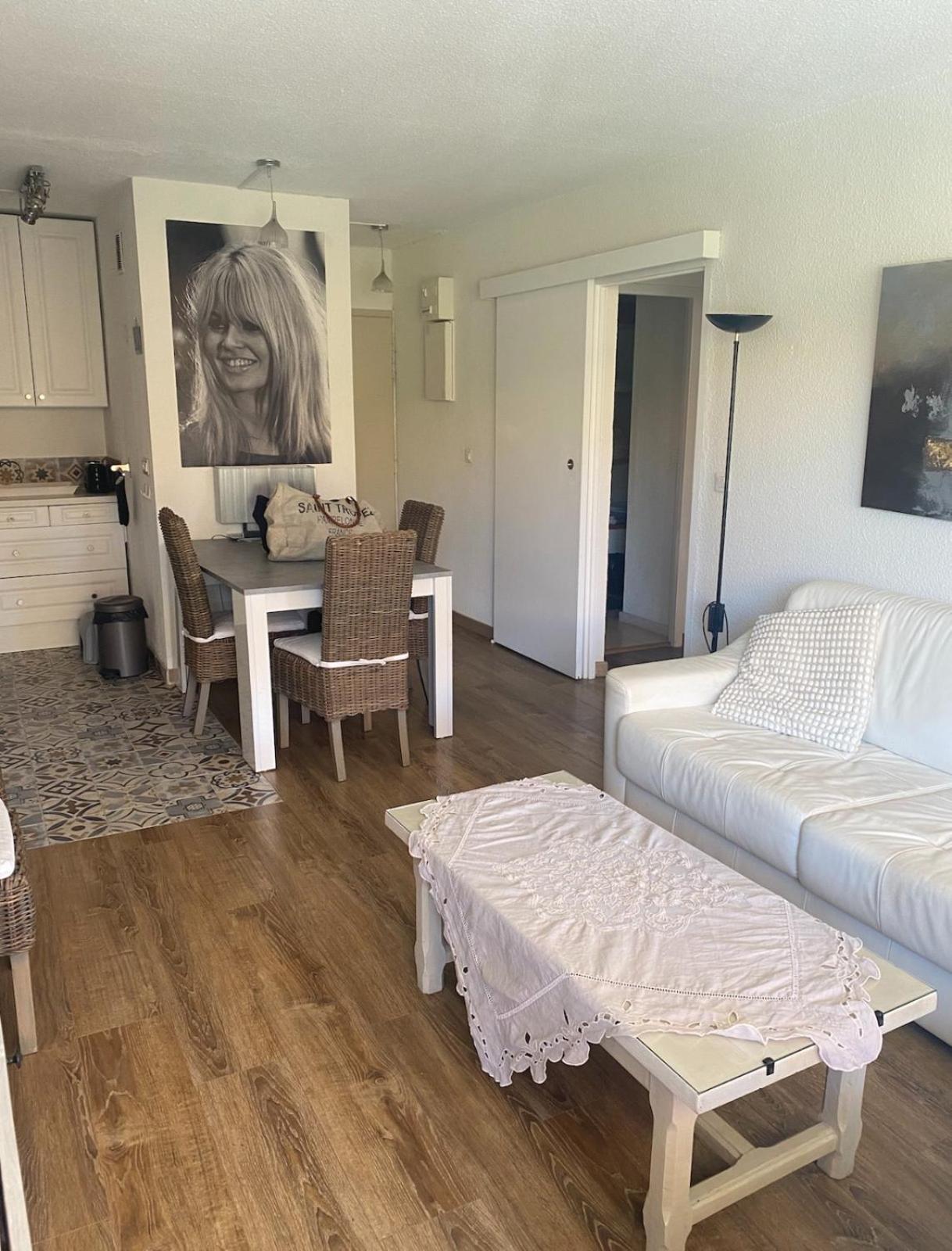 Apartment 4 P Avec Grande Terrasse, Piscine, Parking Dans Tropez Centre