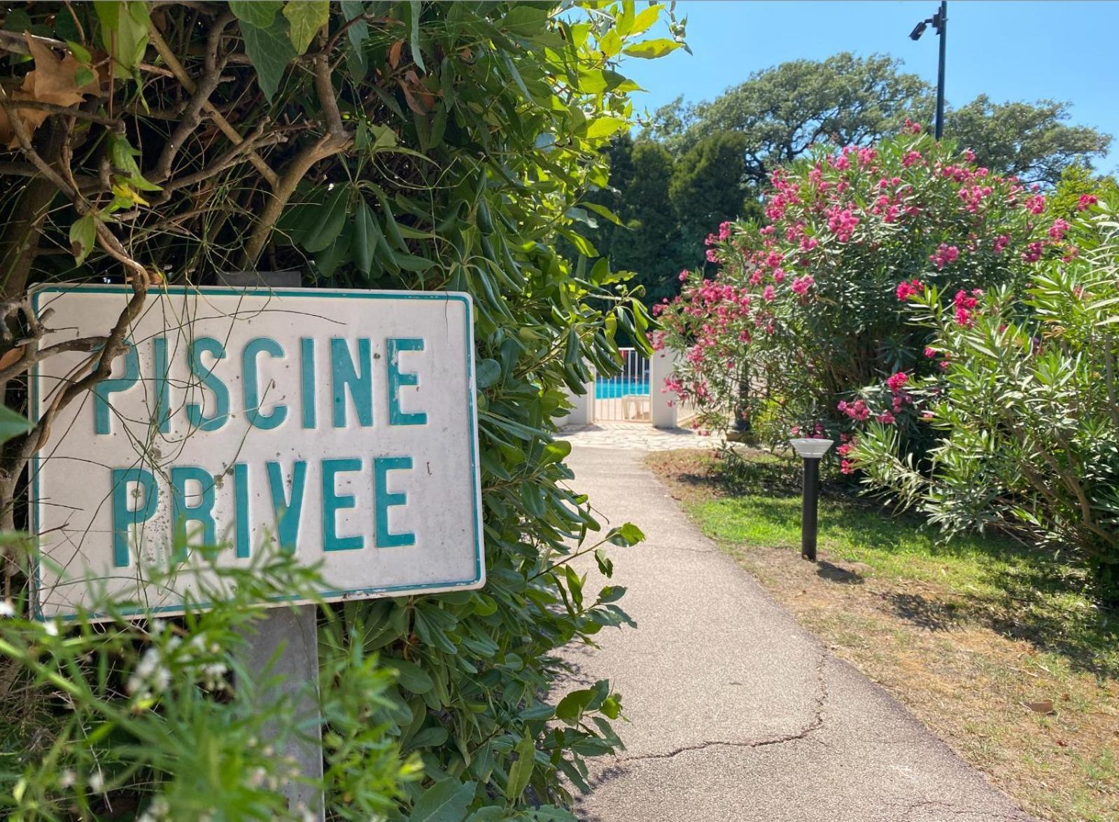 4 P Avec Grande Terrasse, Piscine, Parking Dans Tropez Centre Apartment