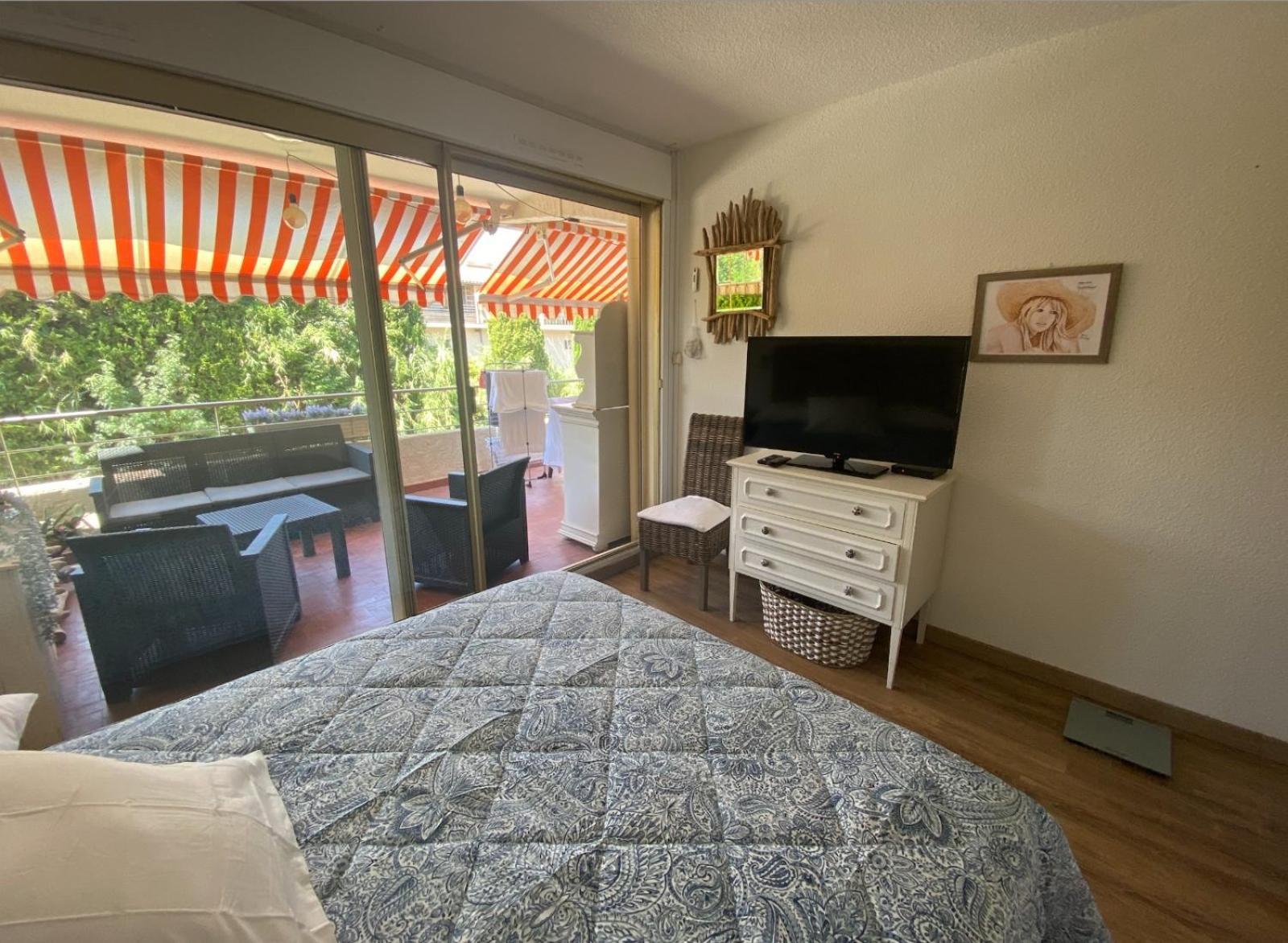 4 P Avec Grande Terrasse, Piscine, Parking Dans Tropez Centre Apartment