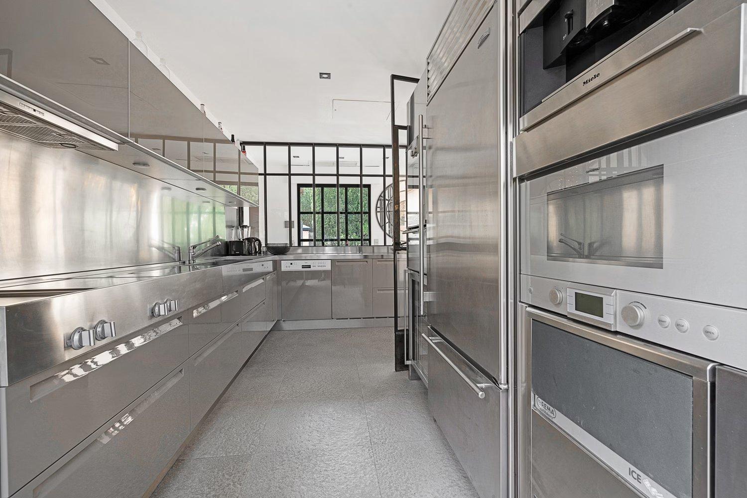 Exclusive Modern In