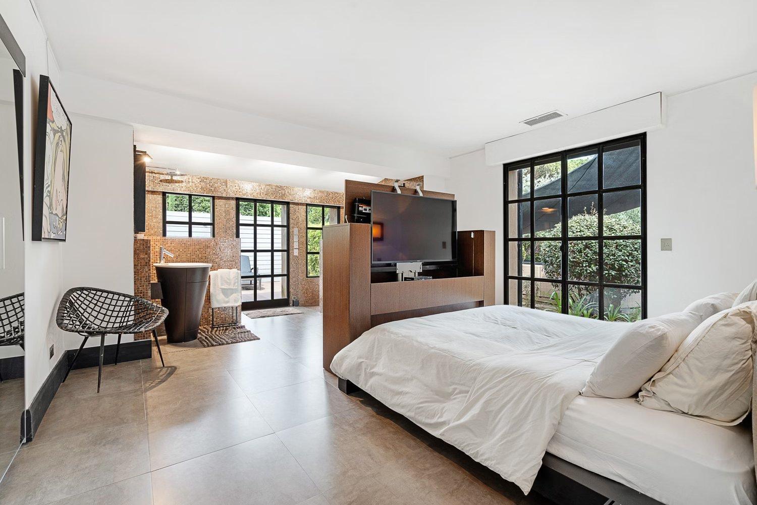 Villa Exclusive Modern In *