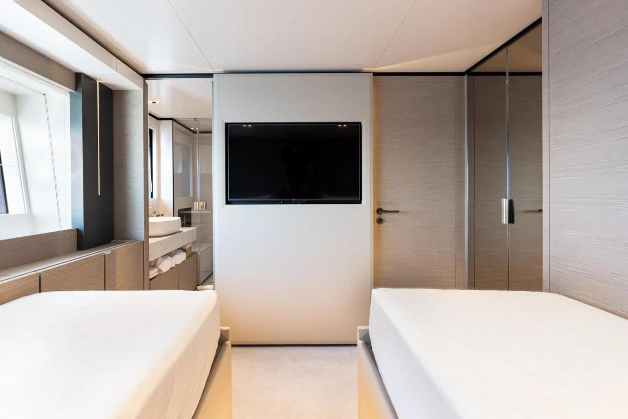 Botel Luxury Yacht Moretti In Tropez *