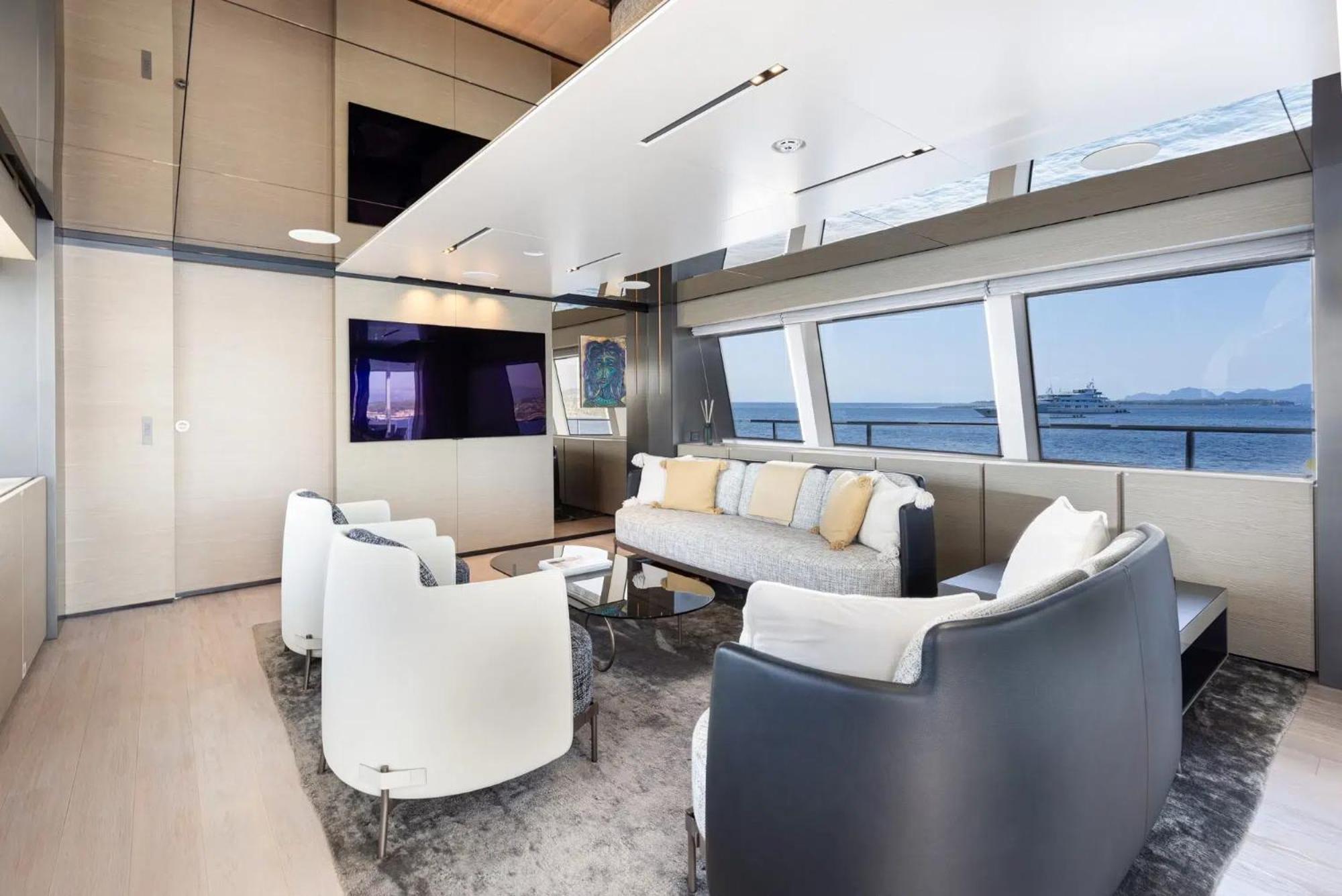 Botel Luxury Yacht Moretti In Tropez