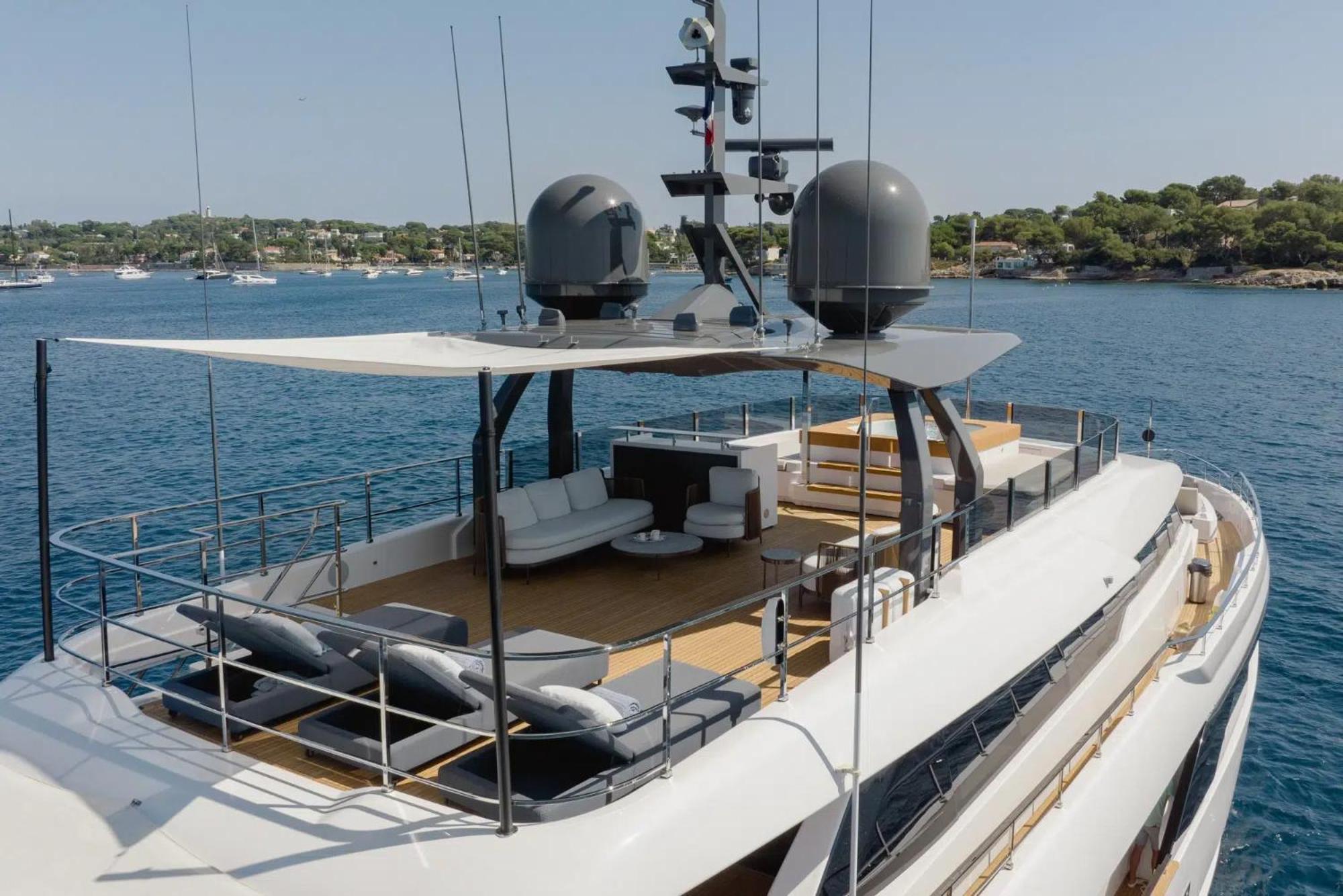 Luxury Yacht Moretti In Tropez Saint-Tropez
