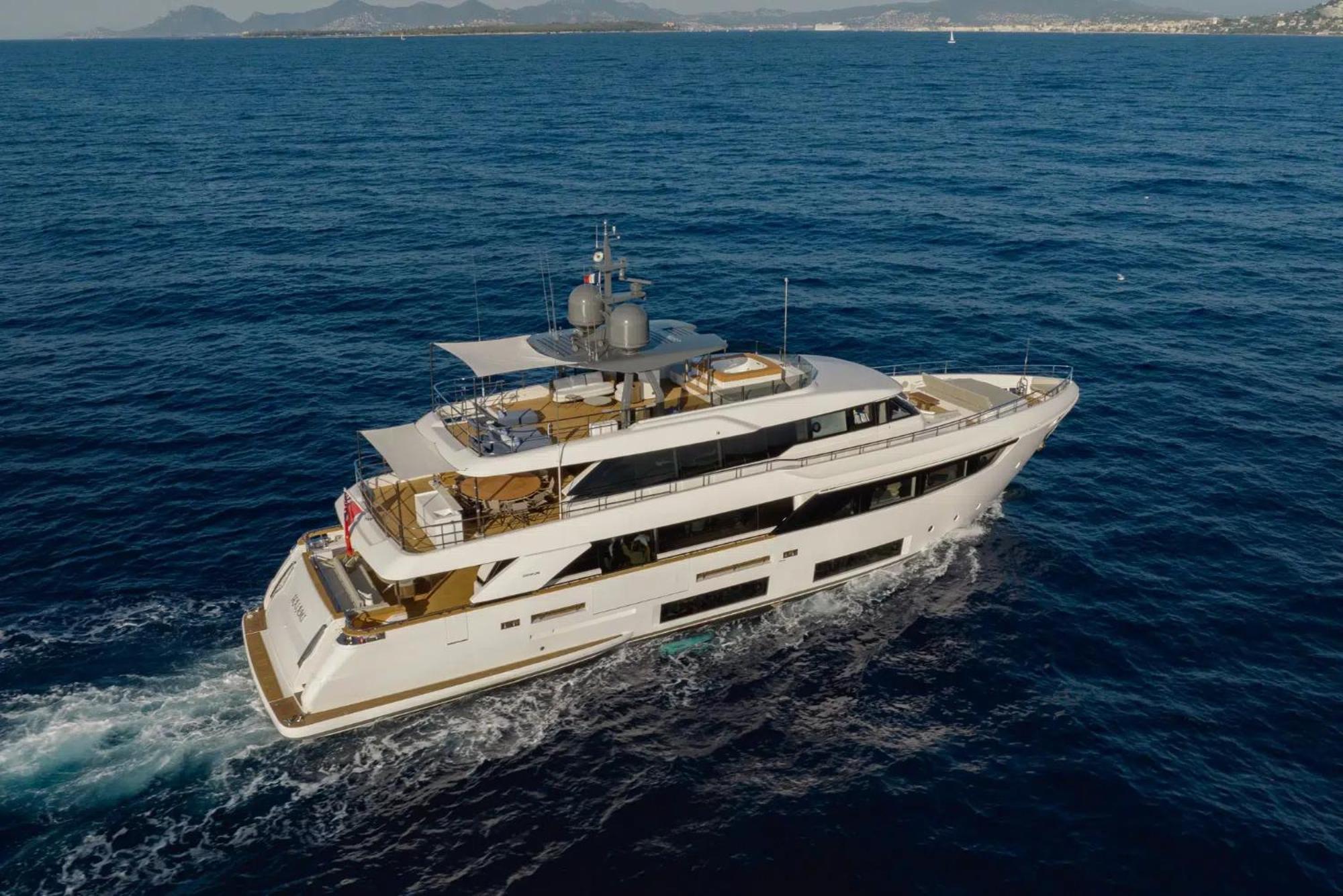Luxury Yacht Moretti In Tropez Botel *